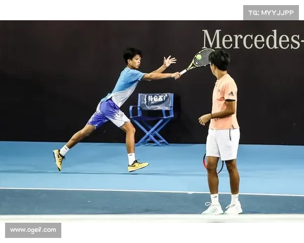 网球赛场精彩瞬间回顾 激烈对决与精彩技术动作的完美展现